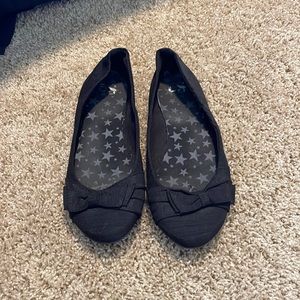 Women’s black flats
